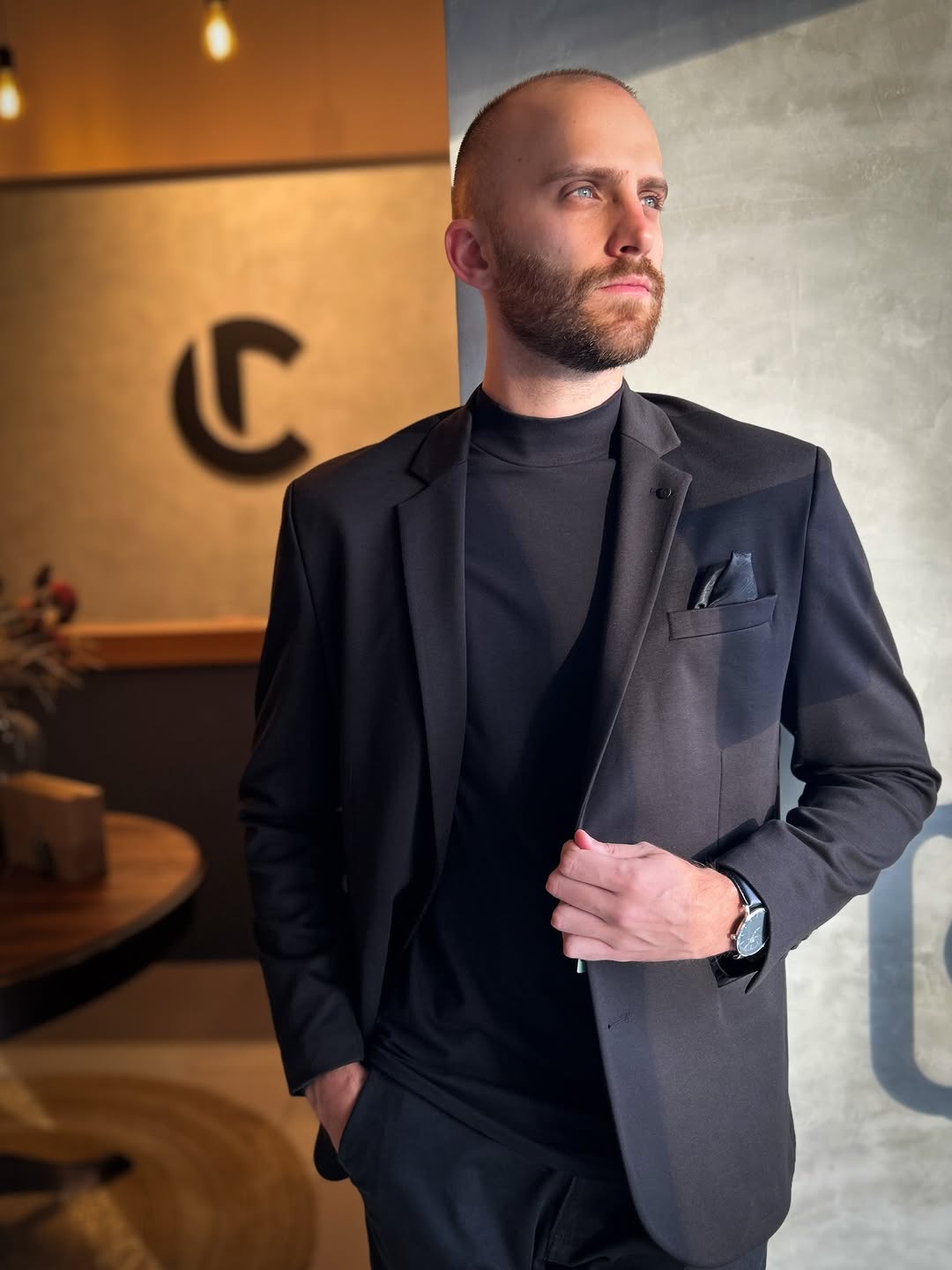 Composição all black fotografada dentro da Cecolin Moda Masculina
